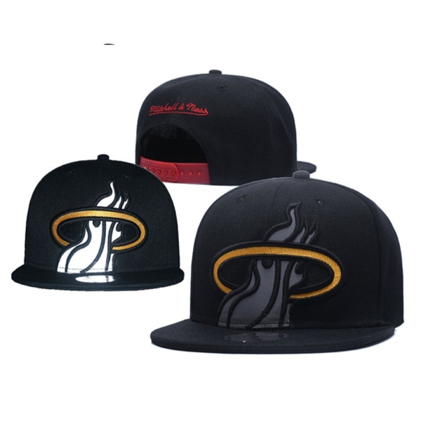 Снепбек Mitchell & Ness Miami Heat Black Cropped Adjustable Snapback